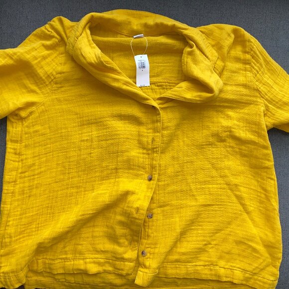 Old Navy Crinkle Gauze Button-Down Top - Picture 2 of 2